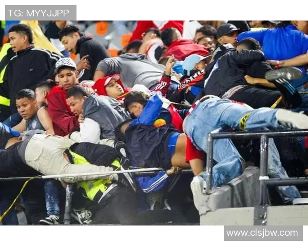 足球明星意外相撞导致严重骨折引发球迷对赛场安全的广泛关注 足球明星意外相撞导致严重骨折引发球迷对赛场安全的广泛关注