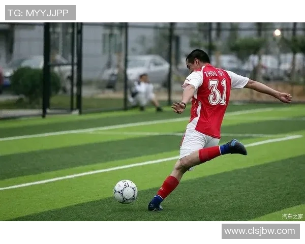 两位足球巨星并肩而行背影展现深厚友谊与绿茵场上的无声故事 两位足球巨星并肩而行背影展现深厚友谊与绿茵场上的无声故事